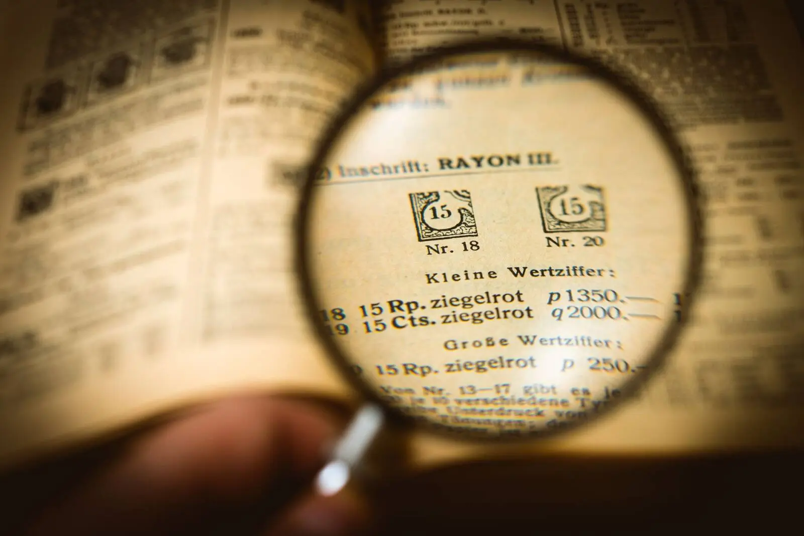 Catalogue de libraire ancien ouvert avec loupe sur une notice bibliographique