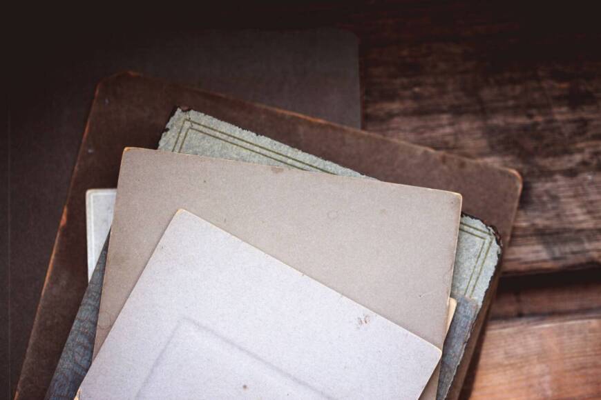 Rousseurs (foxing) sur les livres anciens : causes, traitement et impact sur la valeur