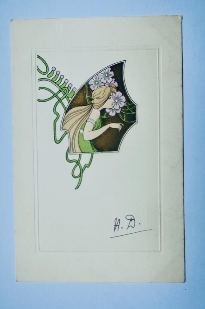 art nouveau jeune femme motif doré et gaufré