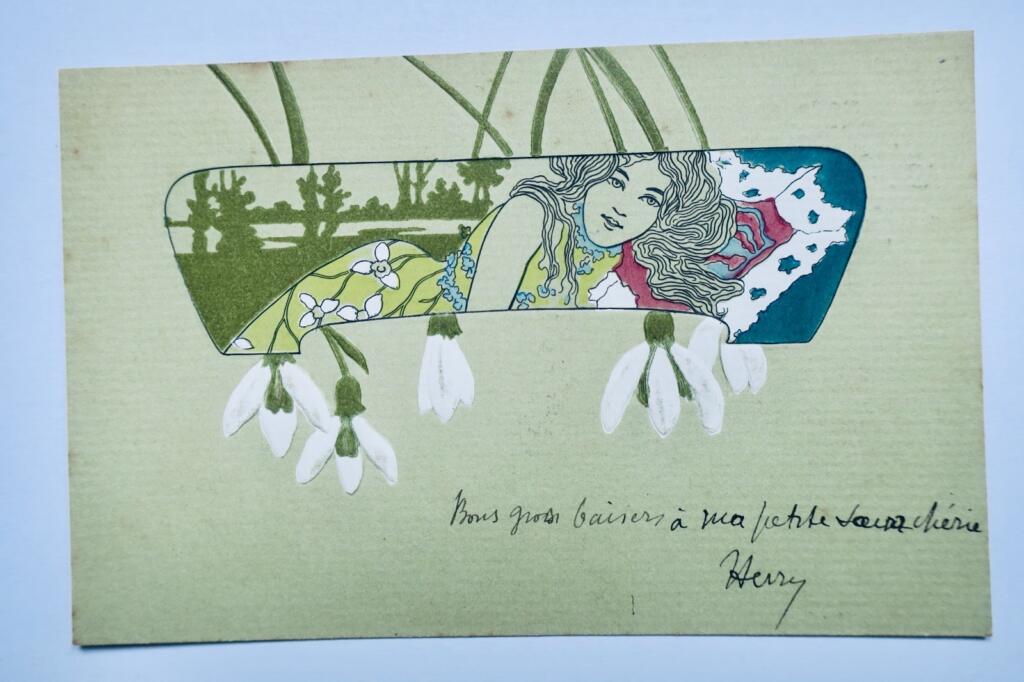 Art-Nouveau-Album mit geprägtem Blumenmotiv
