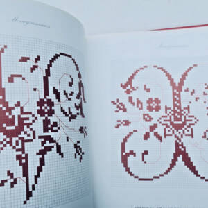 Lettrines anciennes au point de croix Paris DMC