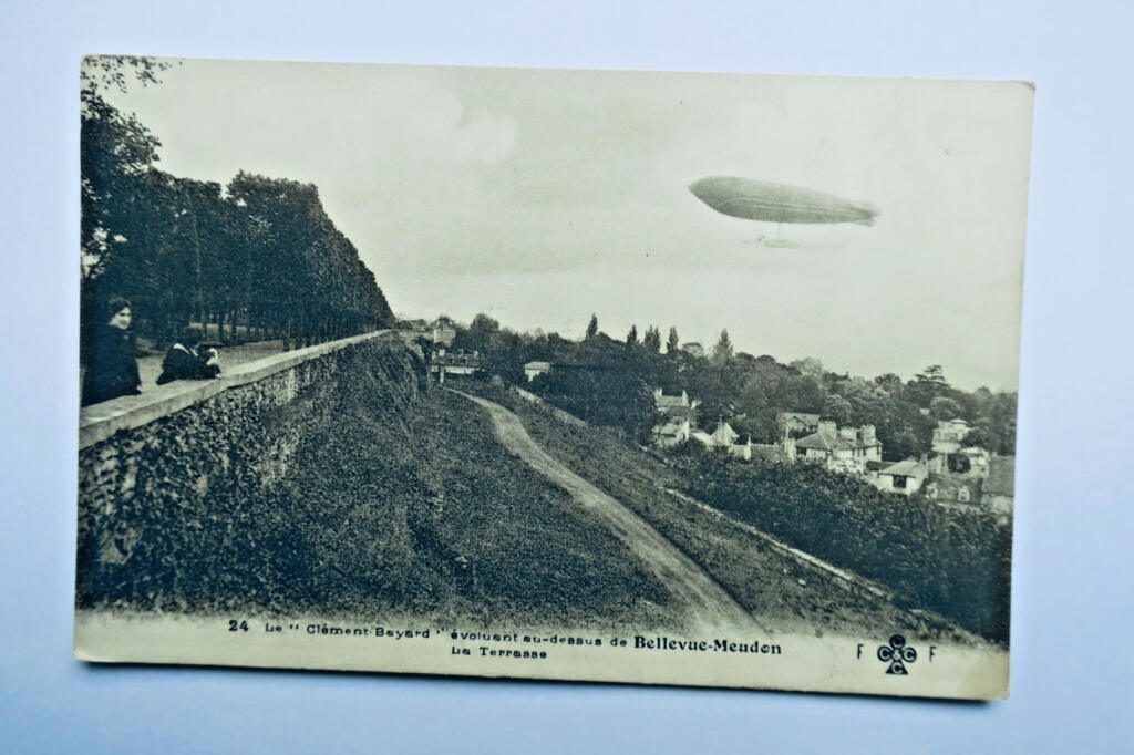 Frühes 20. Jahrhundert-Luftschiff über Bellevue-Meudon
