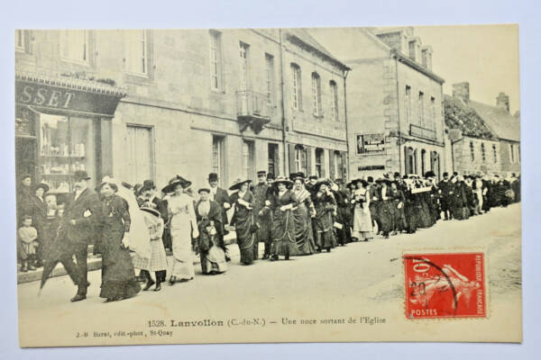 Lanvollon noce sortant de l'église