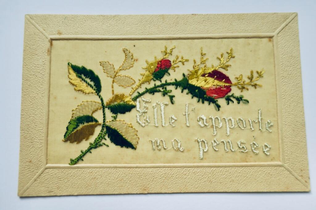 Rose ELLE T&rsquo;APPORTE MA PENSEE broderie & gaufré, chasseur d&rsquo;Afrique 1915
