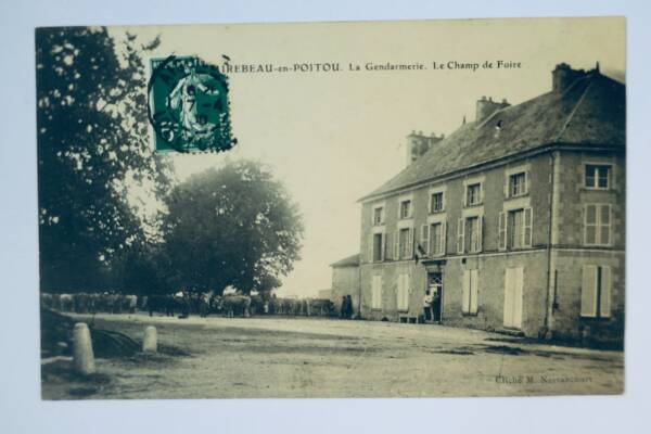 Mirebeau en Poitou la gendarmerie champ de foire 1908