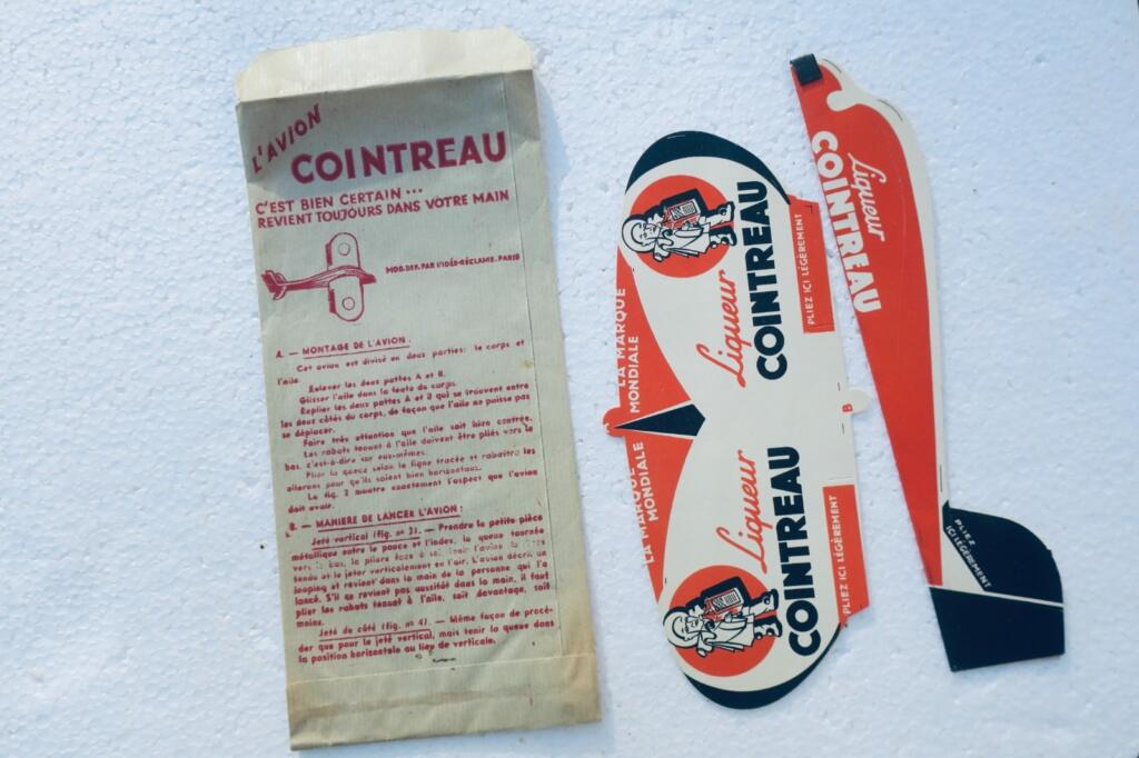 avion Cointreau liqueur AVION A LANCER dans sa pochette