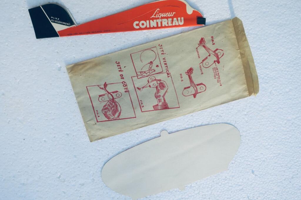 avion Cointreau liqueur AVION A LANCER dans sa pochette