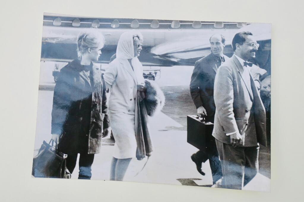 bardot BB Brigitte Bardot & Mme Gouze-Raynal photo de presse argentique 18 x 13