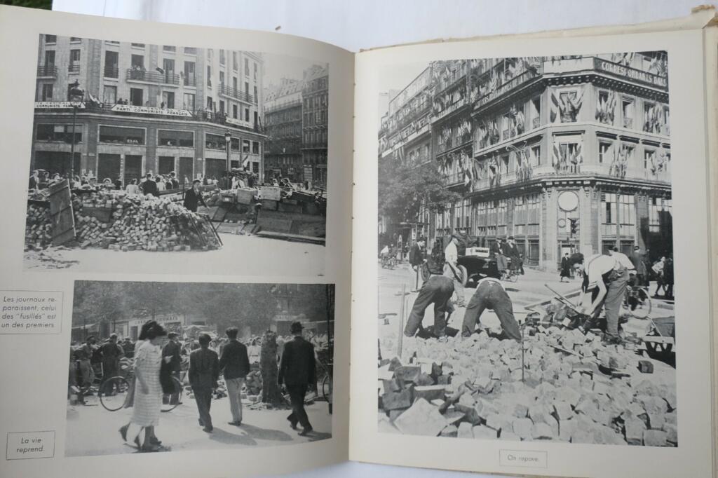 BARRICADES. Suite de 150 photographies groupées par Andre PAPILLON