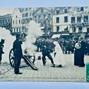beauvais la fête de Jeanne Hachette, une demoiselle tirant le canon