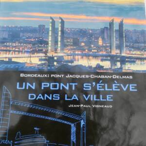 BORDEAUX : PONT JACQUES CHABAN DELMAS - UN PONT S ELEVE DANS LA VILLE