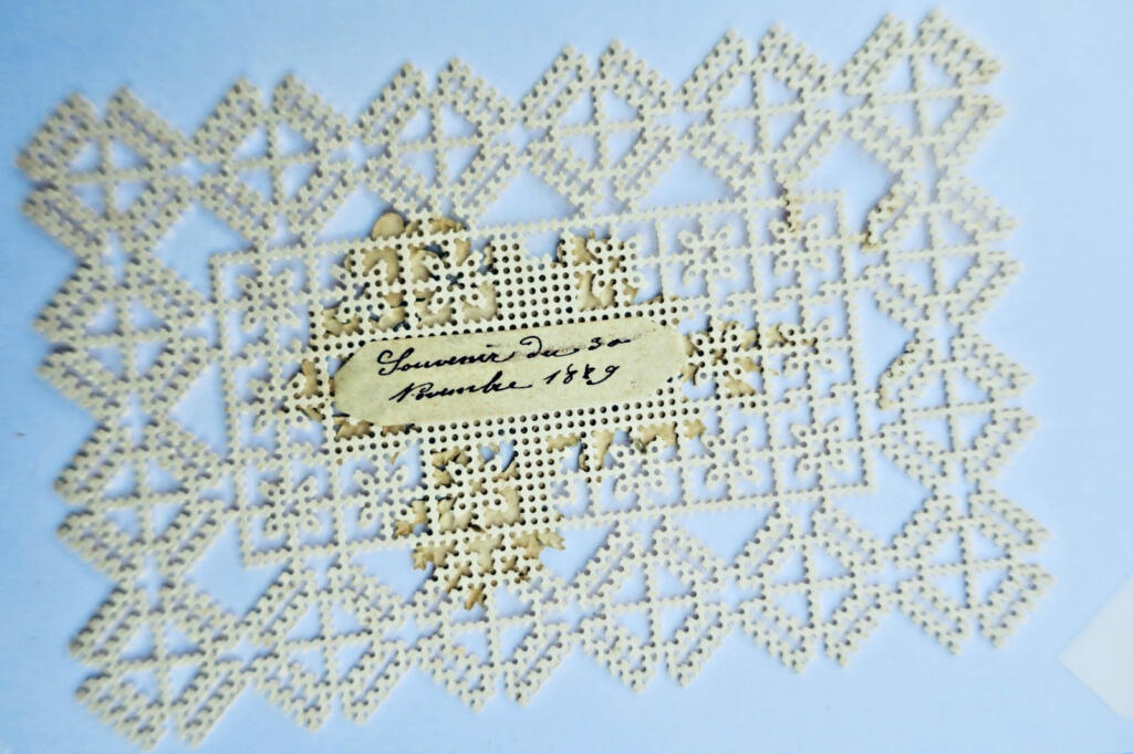 Canivet à la rose 75 x 110 mm. authentique