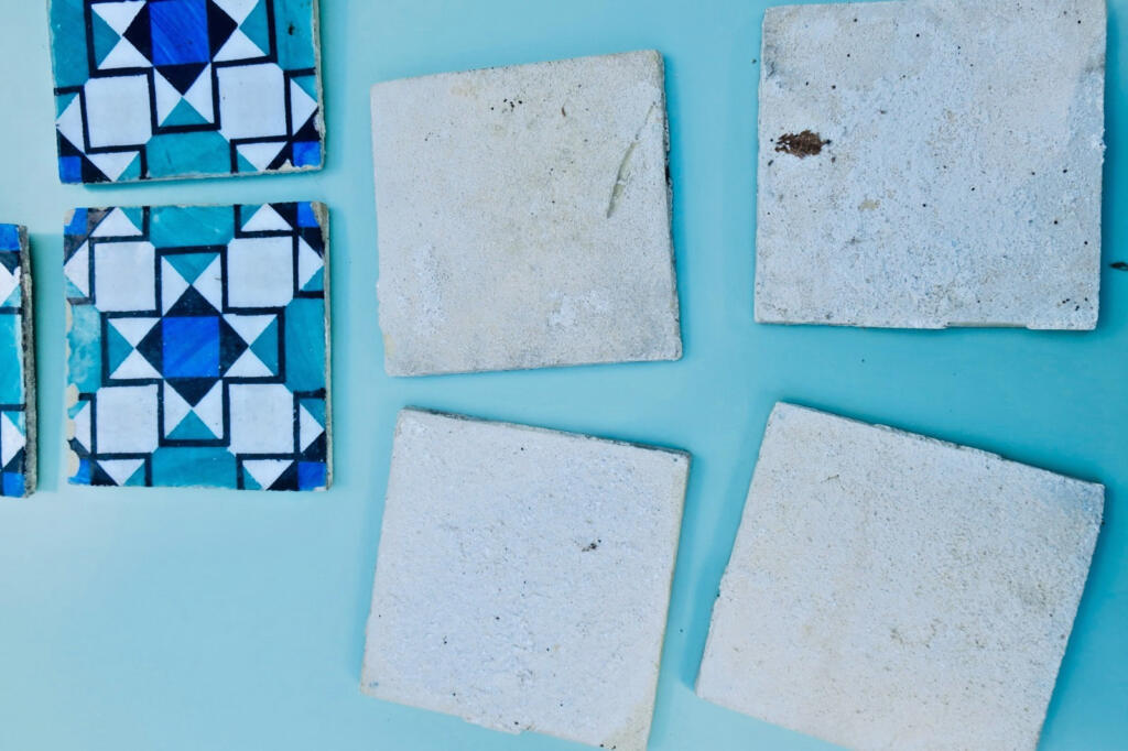 Carreaux de terre cuite émaillés, années 50