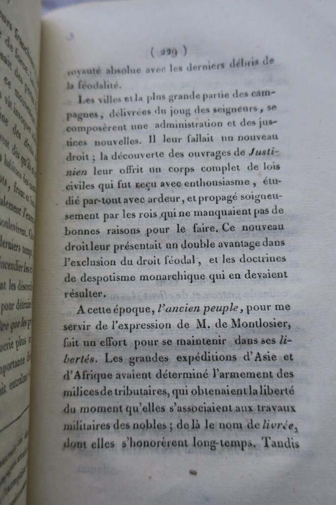 关于国家宪法的行为和著作的批评性研究
