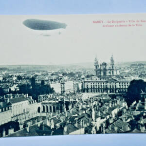 dirigeable ville de Nancy évoluant au-dessus de la ville