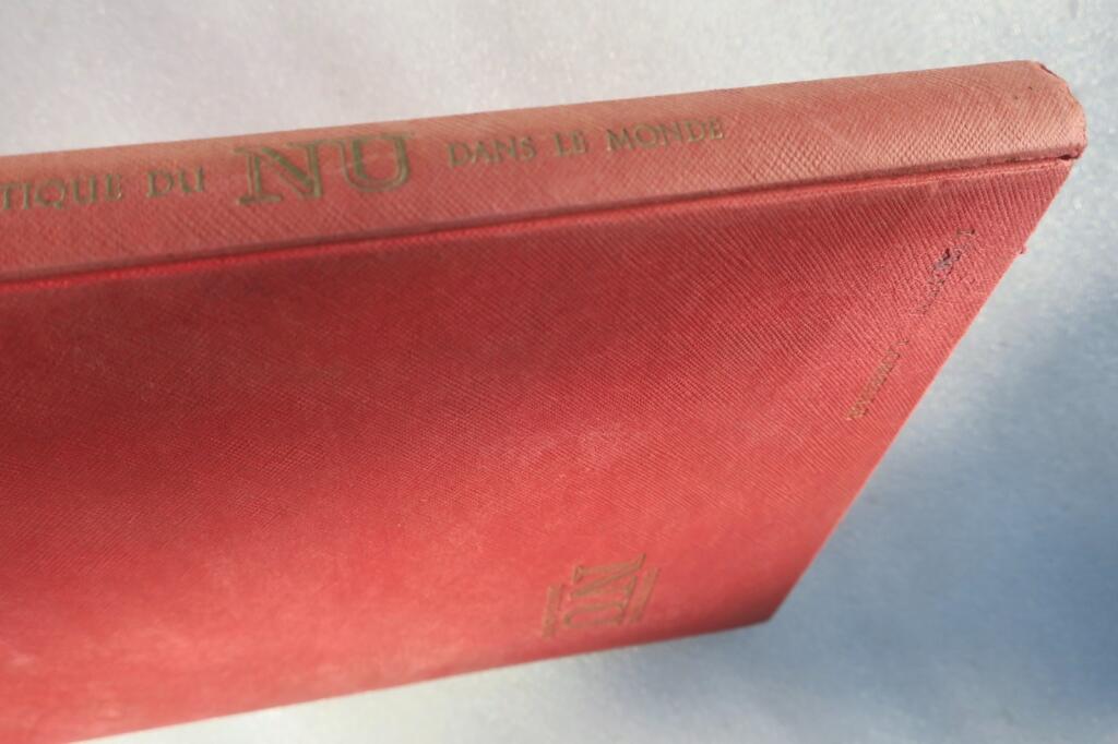 Esthétique du nu dans le monde 1964