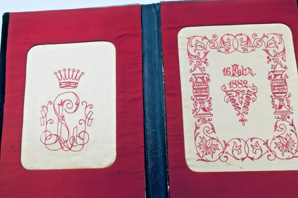 Etui 16 février 1882 plein cuir CORRESPONDANCE ART D&rsquo;ECRIRE ARMOIRIE