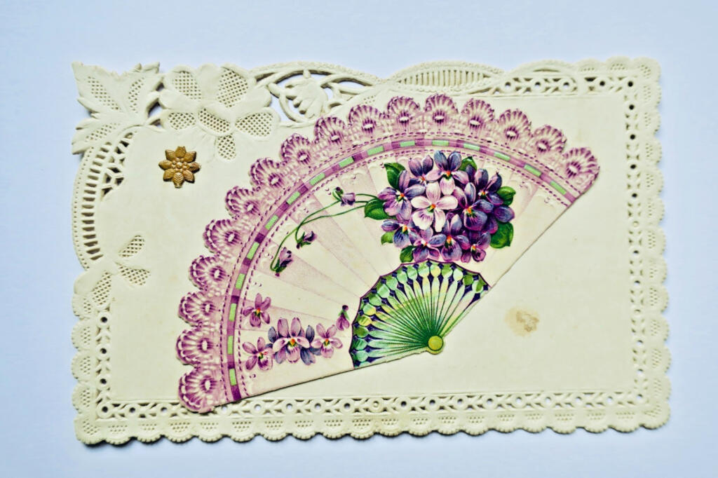 éventail carte aux bords ajourés