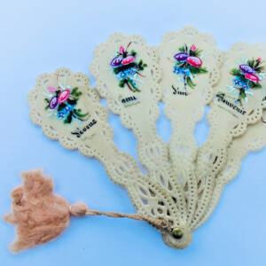 éventail rehaussé à la peinture 90 x 30 mm. Souvenir d'un coeur ami et dévoué