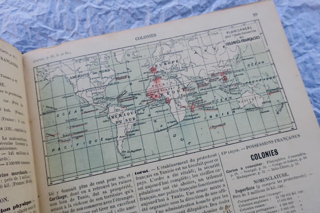 Geografielehrbuch von 1895 über die fünf Kontinente