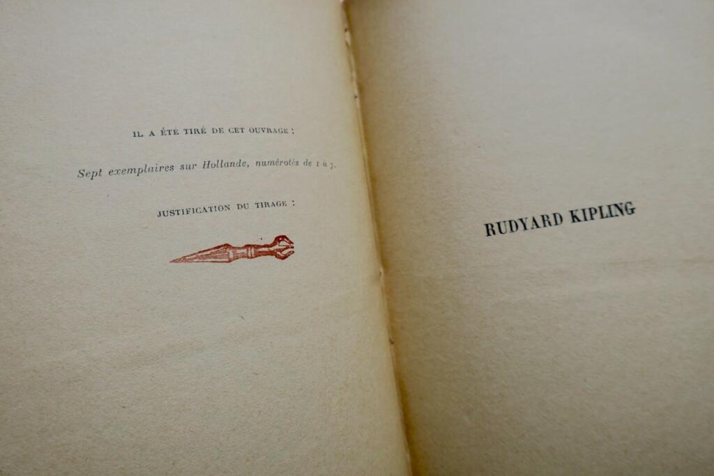KIPLING Rudyard SUR LE MUR DE LA VILLE EO