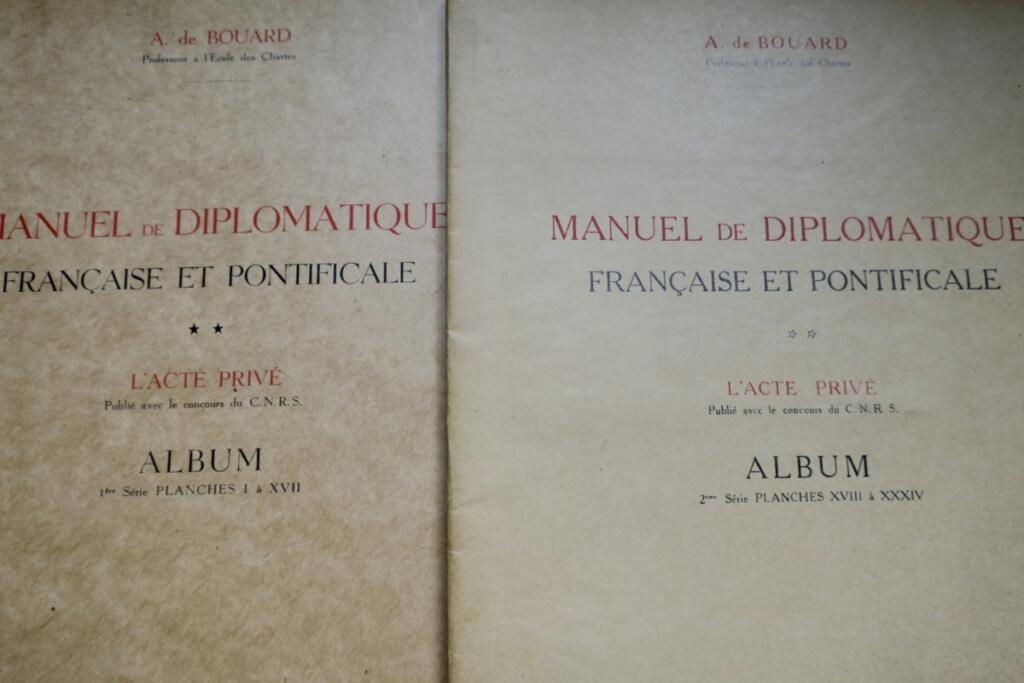 Diplomatische Handbücher mit paläographischen Tafeln