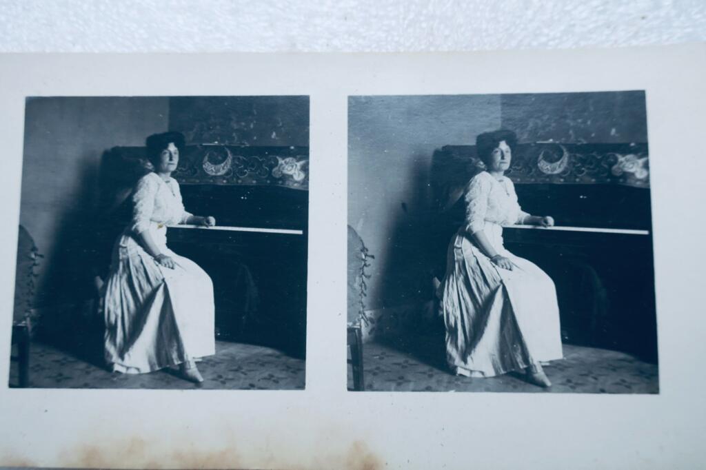Elegante Pianistin am Klavier, Casablanca 1911 Stereo 2 Foto-Postkarten