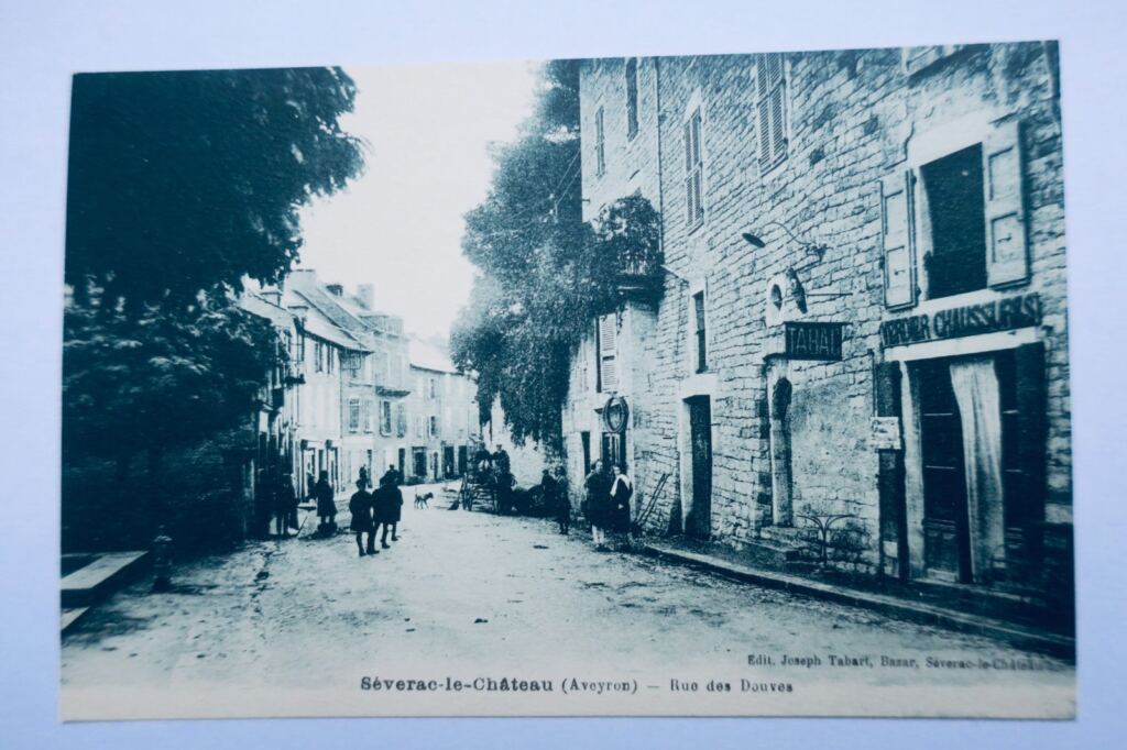 Séverac le Château rue des douves TABAC CHAUSSURES Aveyron