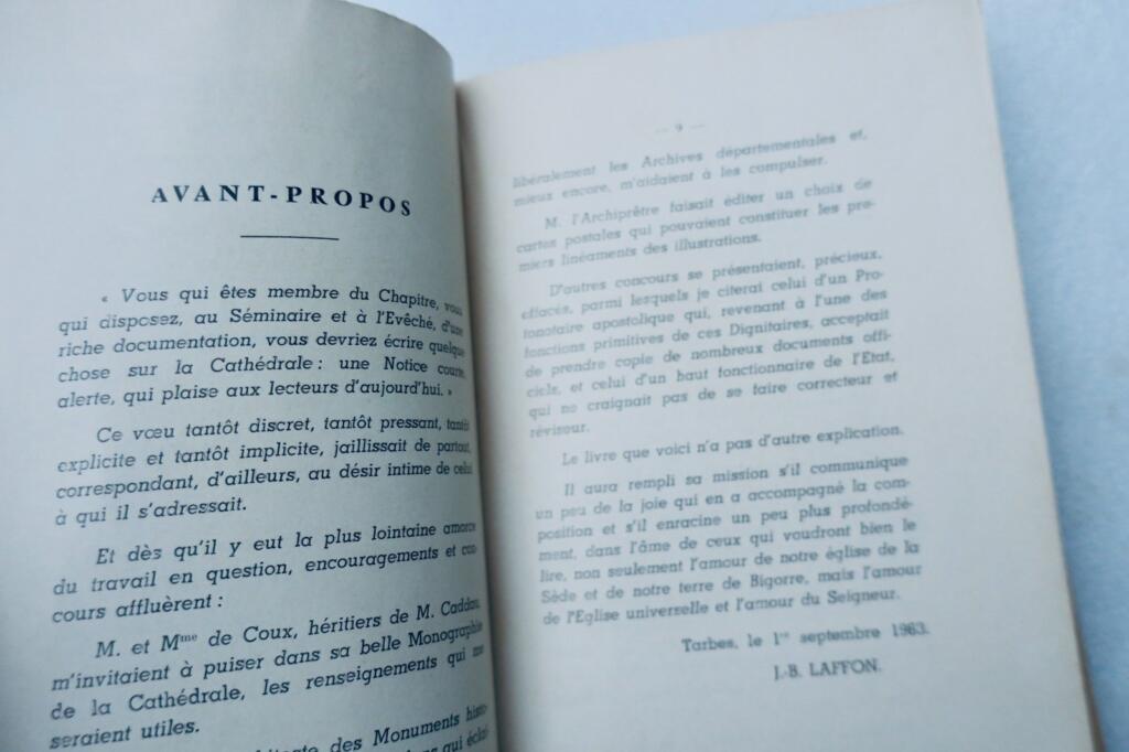 Tarbes Cathedral illustrated guide and souvenir