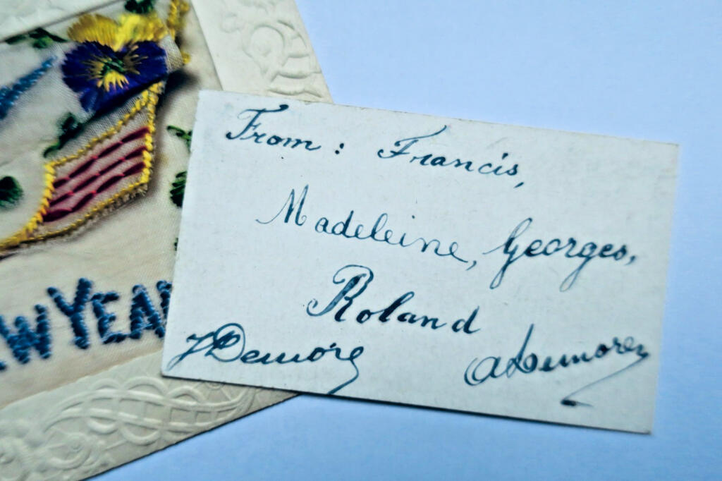 Charming embroidered pouch for notes