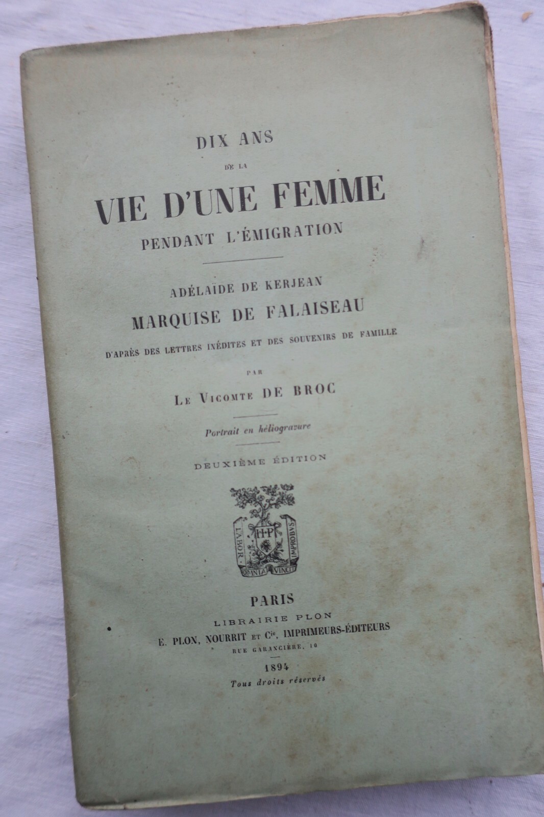 Das Leben einer Frau während der Emigration<span class="lla-card-orig-wrap"><span class="lla-card-orig">❦ Adélaïde de Kerjean, marquise de Falaiseau, vie d’une femme pendant l’émigration</span></span> - La Librairie Antique