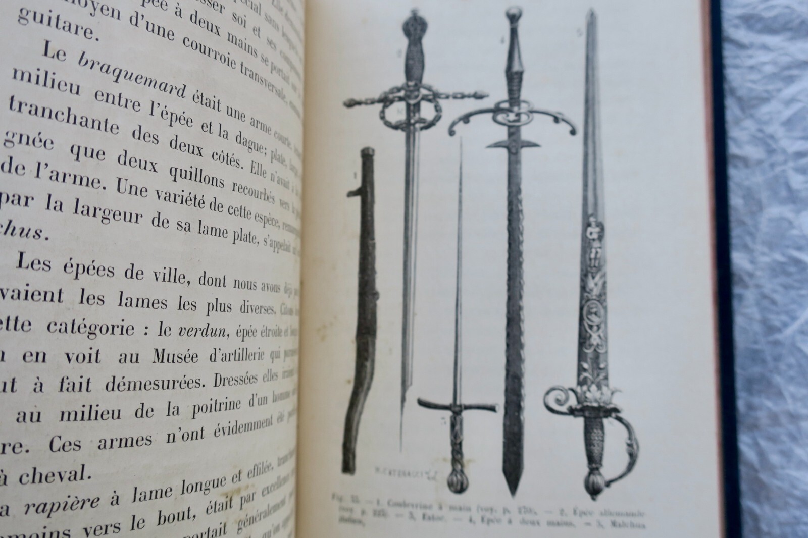 美しく描かれた武器に関する書籍 - Image 3