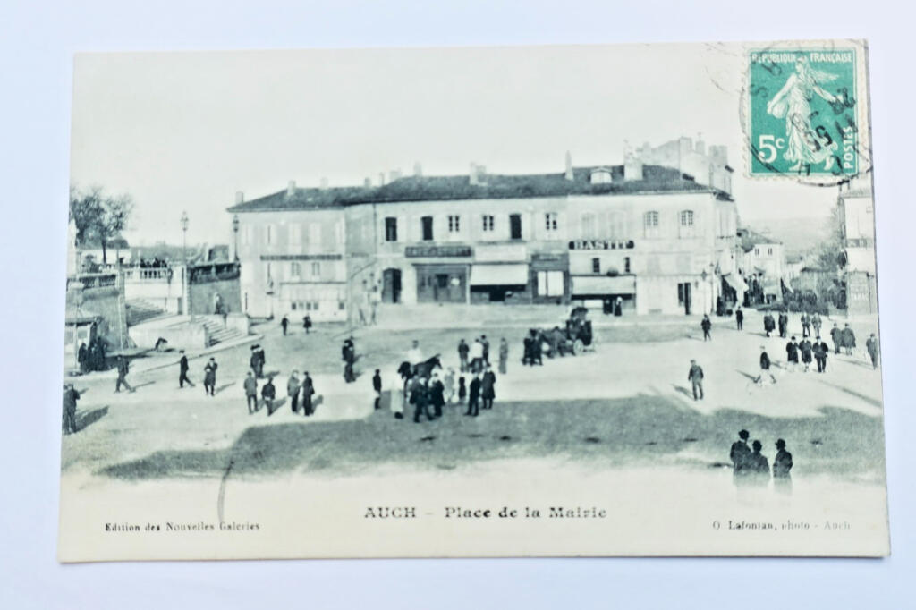 1908年ジェール県オッシュの市庁舎前