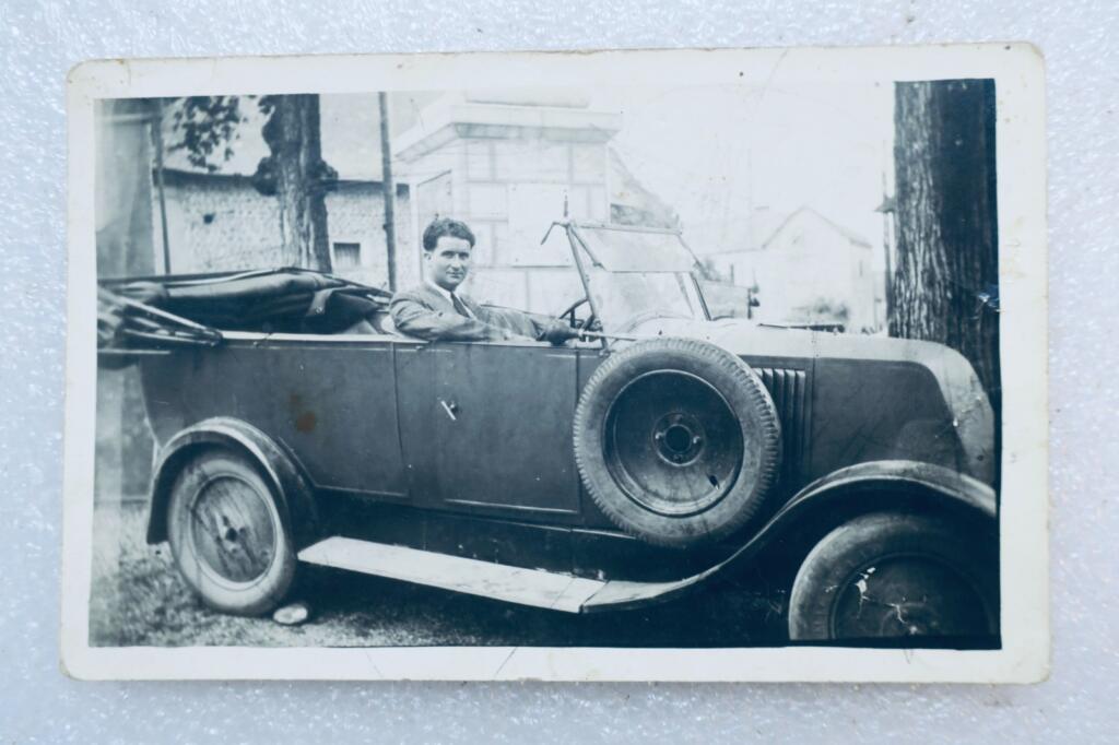 Photographic card of an automobile
