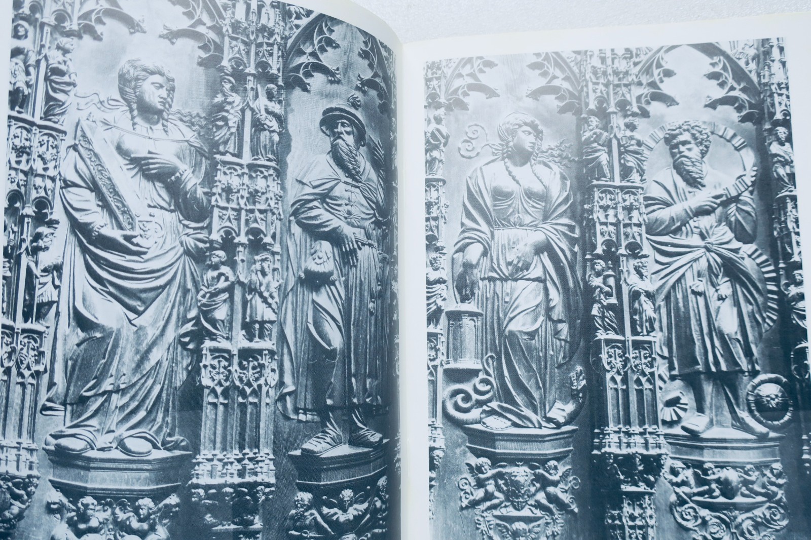 Historische Einblicke in die Basilika von Auch<span class="lla-card-orig-wrap"><span class="lla-card-orig">❦ BASILIQUE SAINTE MARIE D’AUCH & HAUTS DOSSIERS DES STALLES</span></span> - La Librairie Antique