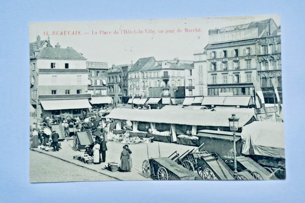 BEAUVAIS, UN JOUR DE MARCHE – PLACE DE L&rsquo;HÔTEL DE VILLE