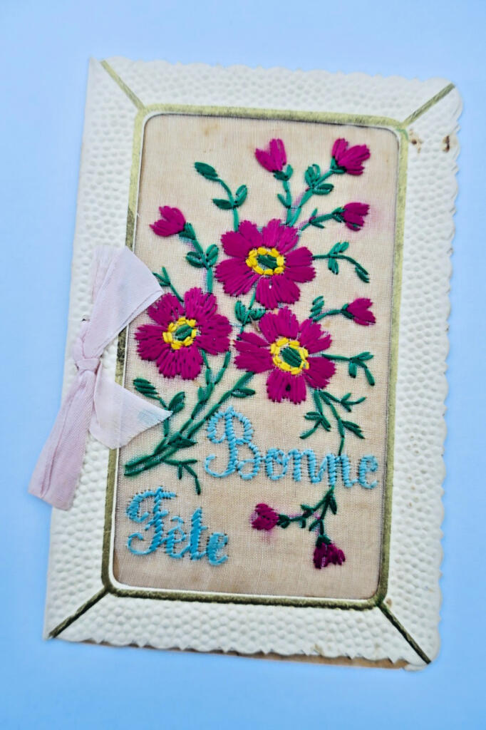 Belle époque carte gaufrée Bonne fête, dépliante 90 x 135 mm.
