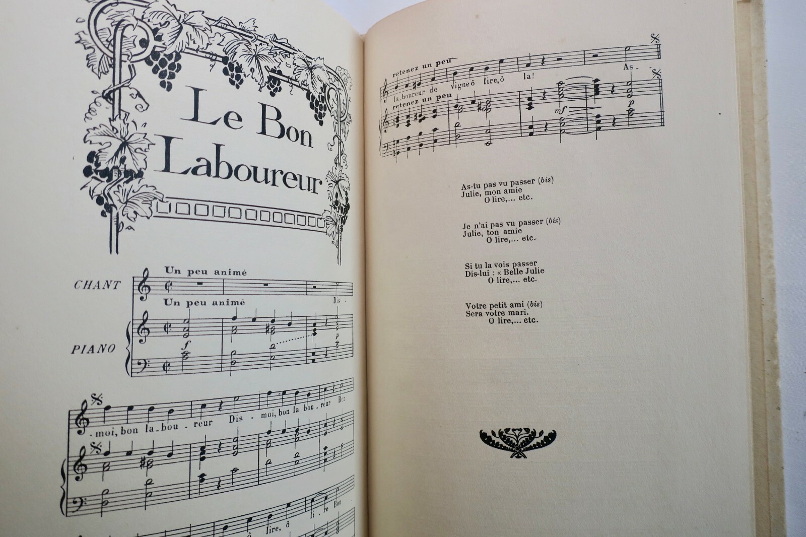 钢琴伴奏歌曲集<span class="lla-card-orig-wrap"><span class="lla-card-orig">❦ BOUQUET DE CHANSONS RECUEILIES, CHANTEES & ANIMEES</span></span> - La Librairie Antique