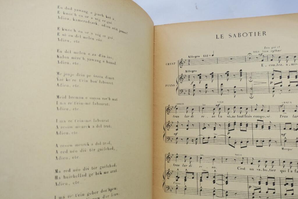 Thirty popular melodies from Lower Brittany
