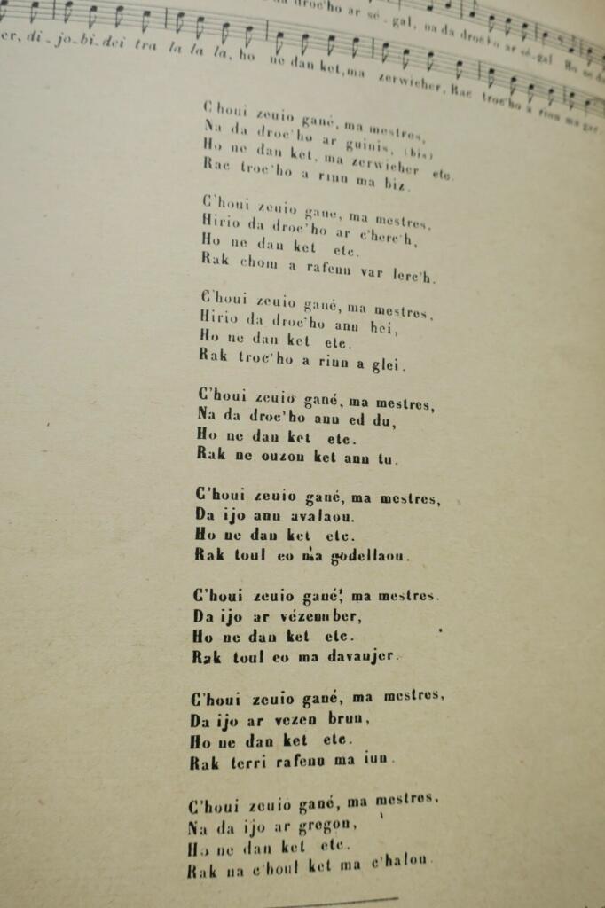 Thirty popular melodies from Lower Brittany