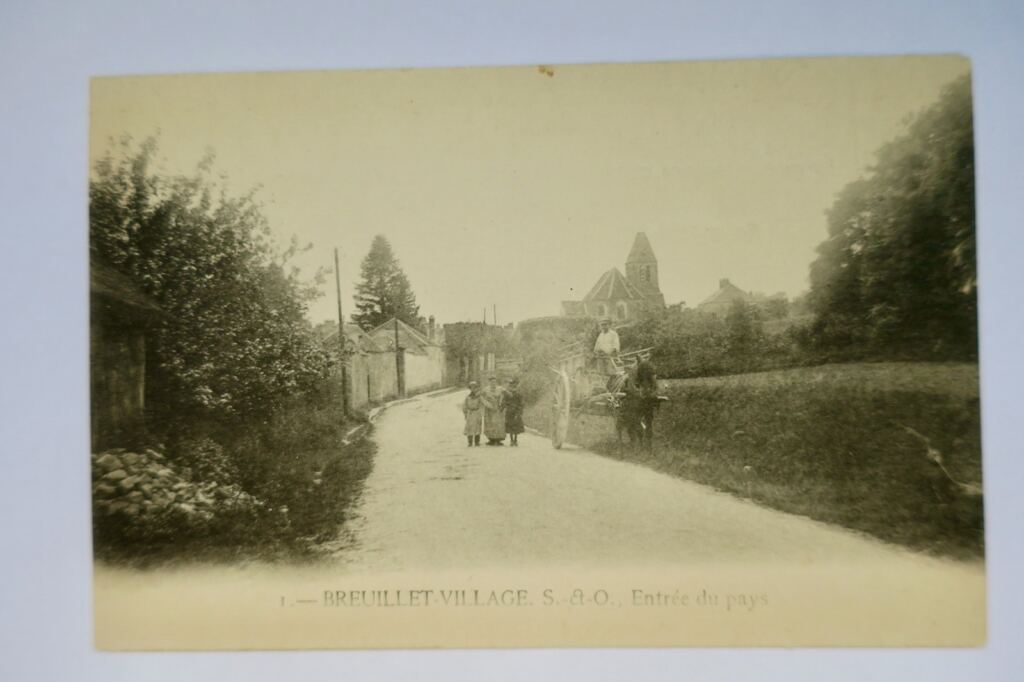 Entrance to Breuillet Village