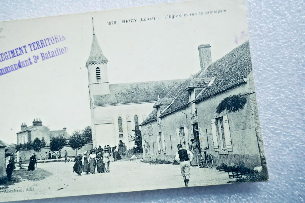 Bricy l&rsquo;église et la rue principale LOIRET