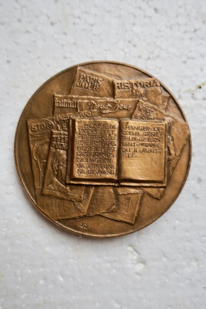 Schöne signierte Bronzenmedaille