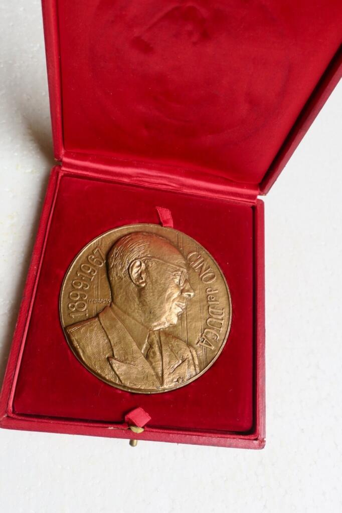 Schöne signierte Bronzenmedaille