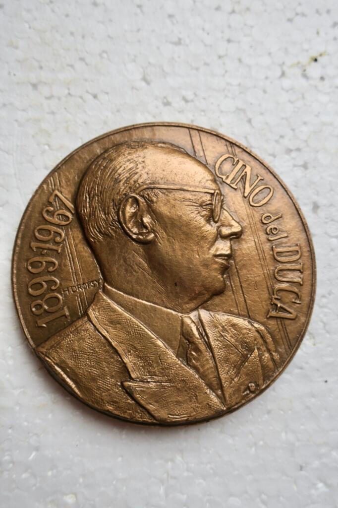 Schöne signierte Bronzenmedaille