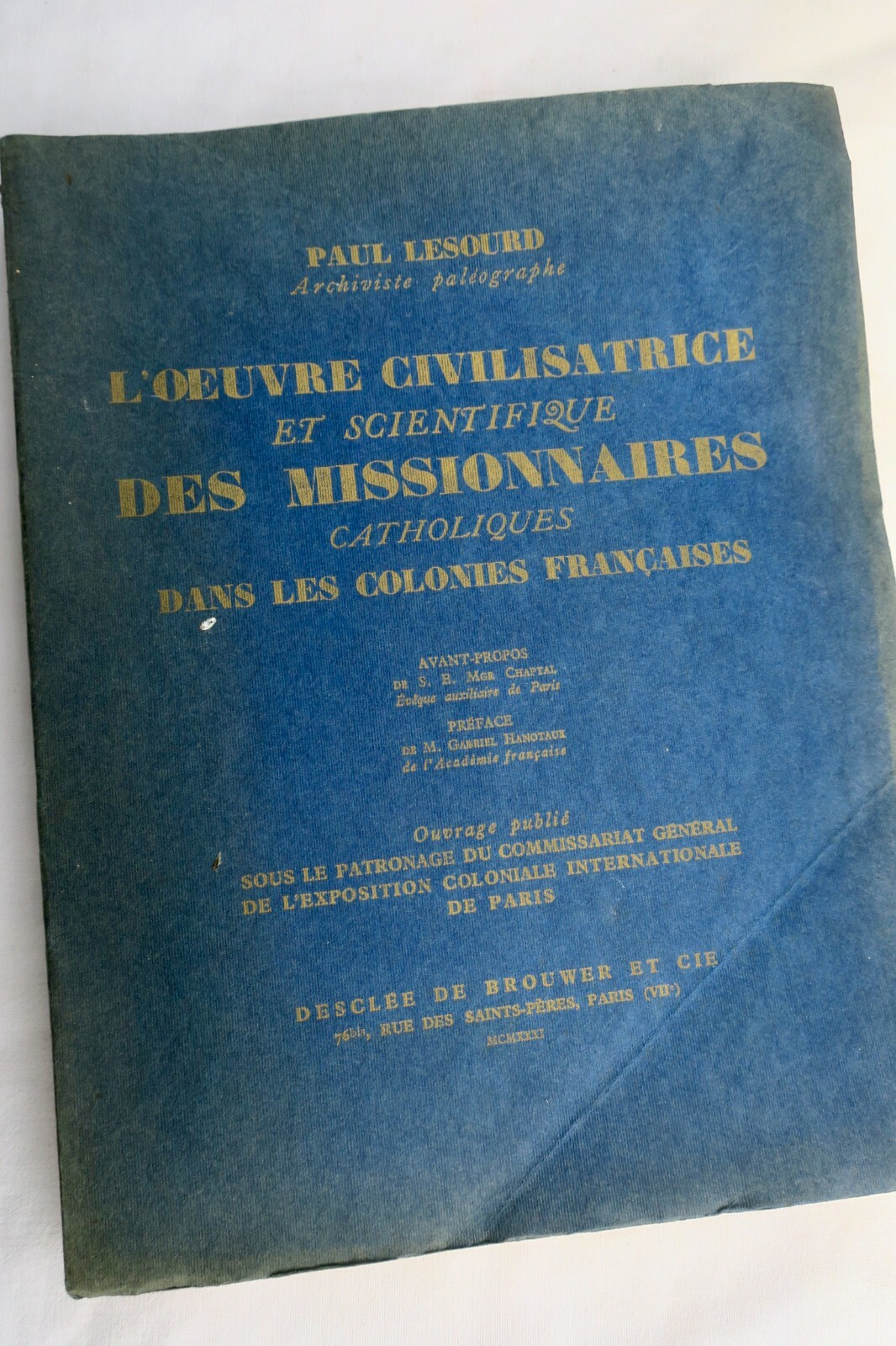 Zivilisierungs- und wissenschaftliche Arbeit katholischer Missionare in französischen Kolonien<span class="lla-card-orig-wrap"><span class="lla-card-orig">❦ Colonies L’Oeuvre civilisatrice et scientifique des missionnaires 1931</span></span> - La Librairie Antique