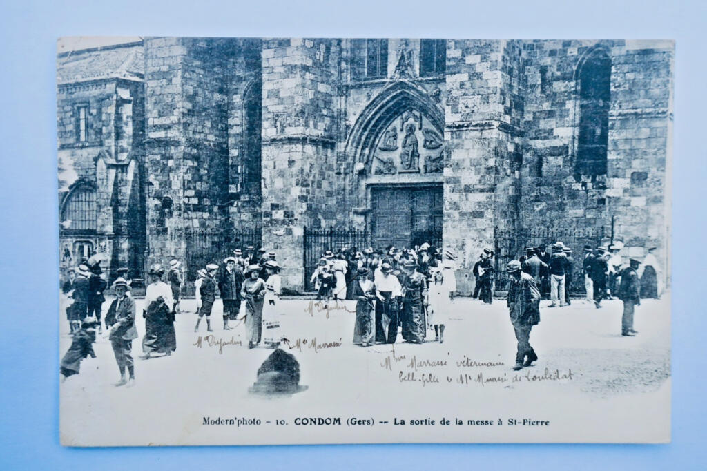 Condom la sortie de la messe Gers 32