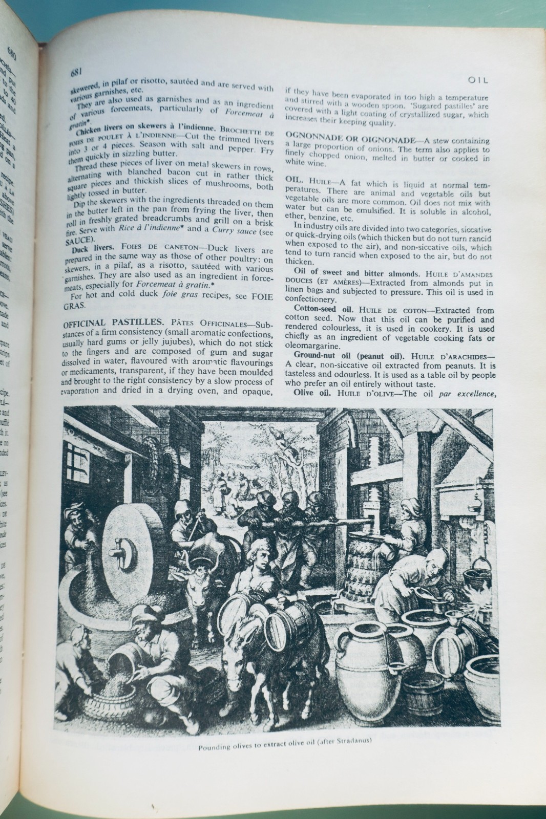 Umfassendes Kochbuch mit Gastronomie und Weinkunde<span class="lla-card-orig-wrap"><span class="lla-card-orig">❦ cuisine Larousse Gastronomique encyclopedia of food, wine & cooking 1973</span></span> - La Librairie Antique
