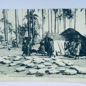 Dahomey un coin du marché pierres à écraser le maïs 1910