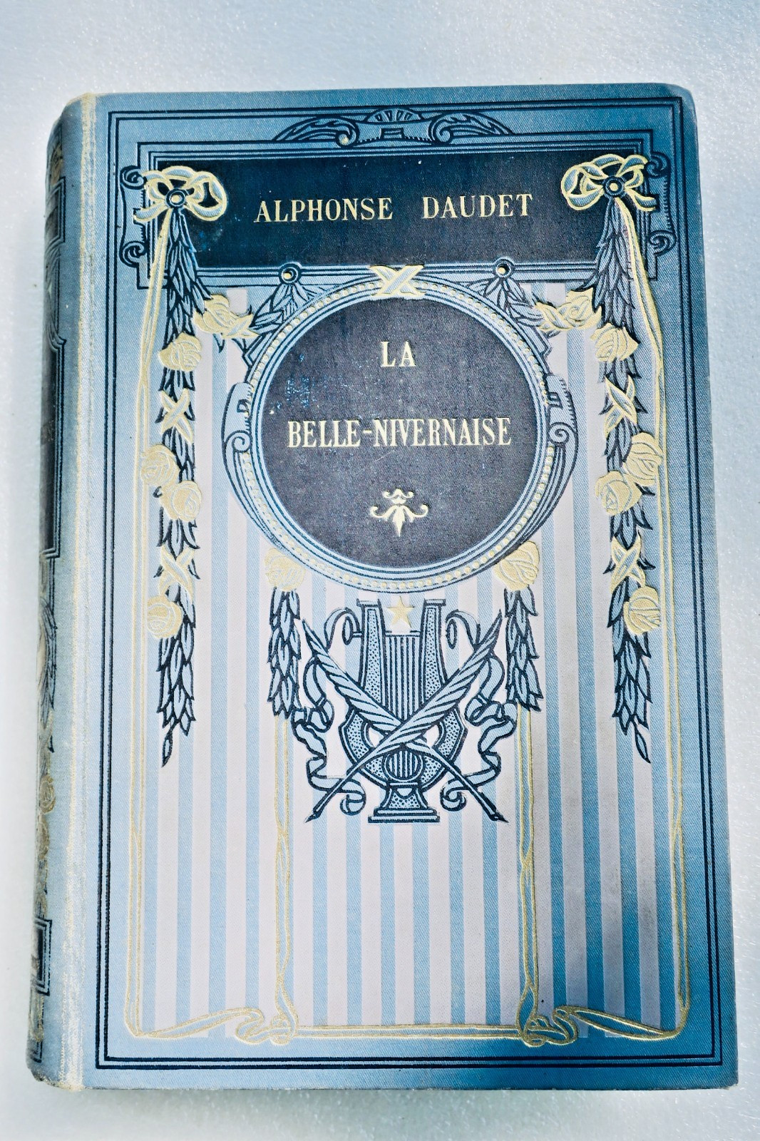 Reise eines alten Bootes und seiner Besatzung<span class="lla-card-orig-wrap"><span class="lla-card-orig">❦ DAUDET La Belle-Nivernaise. Histoire d`un vieux bateau et de son équipage</span></span> - La Librairie Antique